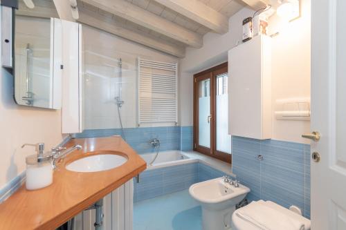 ein Badezimmer mit Waschbecken, Toilette und Badewanne in der Unterkunft Trilocale Rua Sovera 85 - F&L Aparment in Brescia