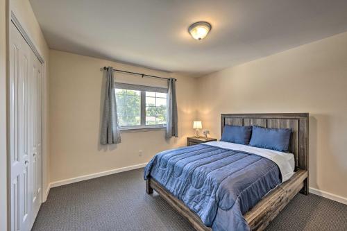 ein Schlafzimmer mit einem großen Bett und einem Fenster in der Unterkunft Glen Cove Home Walk to Boardwalk and Dining! in Glen Cove