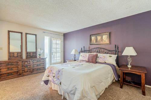Cozy 2 bedroom Condo with Golf Course views tesisinde bir odada yatak veya yataklar