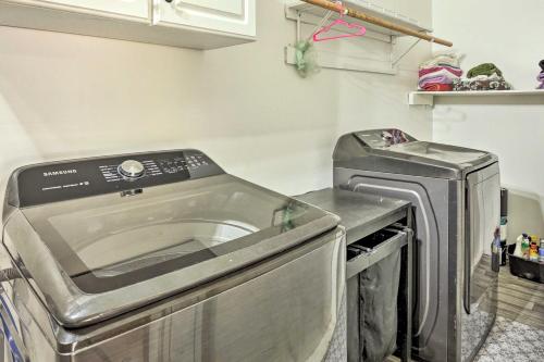 uma máquina de lavar e secar roupa numa lavandaria em Fort Worth Retreat with Fenced Yard and Fire Pit! em Fort Worth