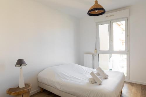 une chambre blanche avec un lit et une fenêtre dans l'établissement DIFY Bourbonnais - Quartier Vaise, à Lyon