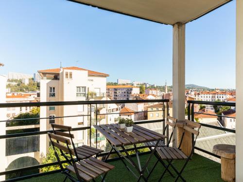 un balcon avec deux chaises et une table sur un balcon dans l'établissement DIFY Bourbonnais - Quartier Vaise, à Lyon