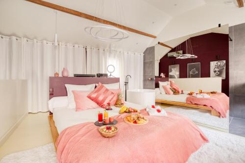 um quarto com duas camas e duas mesas com comida em Swim&Chill By Weloveyou em Cormeilles-en-Parisis
