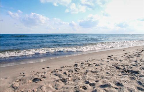 ein Sandstrand mit dem Meer im Hintergrund in der Unterkunft 1 Bedroom Beautiful Apartment In Rowy in Rowy