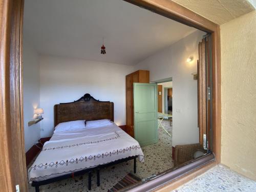スコペッロにあるMacaseni Di Francaのベッドルーム(ベッド1台、大きな鏡付)