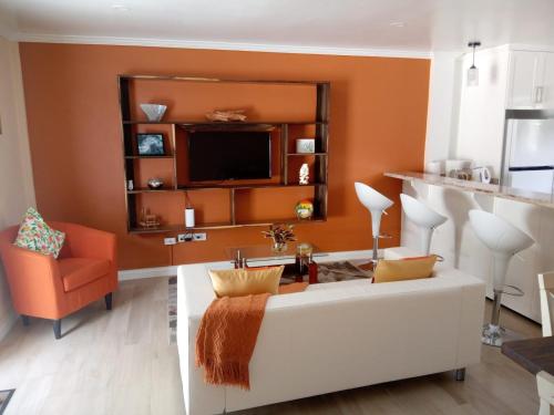TV a/nebo společenská místnost v ubytování JemmRose Suites