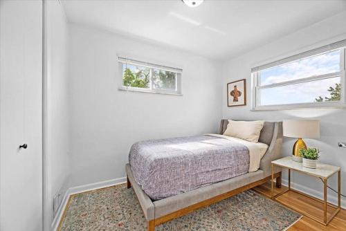 - une chambre avec un lit et une fenêtre dans l'établissement Stylish and Bright 4 Bedroom Home, Amazing Yard with Firepit, Game Room, à Pittsburgh