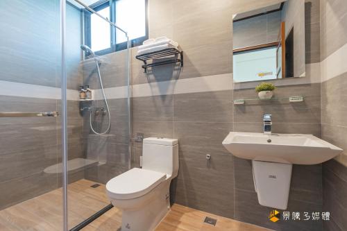 ein Bad mit einem WC, einem Waschbecken und einer Dusche in der Unterkunft Twilight Riverside Homestay in Wujie