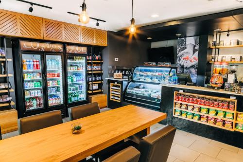 a restaurant with a table and a counter with drinks at Plaza Hotel and Suites in San Salvador