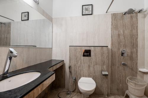 La salle de bains est pourvue d'un lavabo et de toilettes. dans l'établissement Hotel Prime Safari, à Jaipur