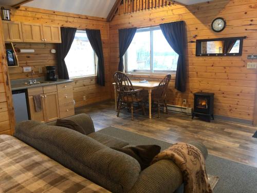 Susitna River Lodging, Riverside Cabinsにあるキッチンまたは簡易キッチン