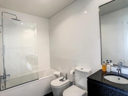 ein weißes Badezimmer mit Toilette und Waschbecken in der Unterkunft The Best Sea View Apartment by LovelyStay in Funchal