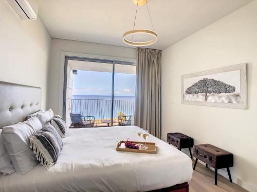 ein Schlafzimmer mit einem Bett und Meerblick in der Unterkunft The Best Sea View Apartment by LovelyStay in Funchal