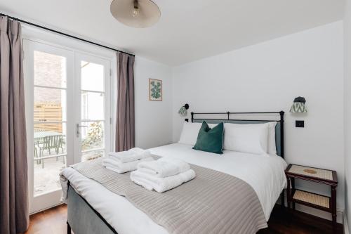 En eller flere senge i et værelse på Redland Suites - Apartment 1