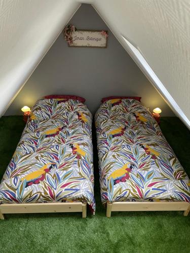 duas camas sentadas uma ao lado da outra num sótão em L'Appart'Mans, luxueux, spacieux, bien situé em Le Mans