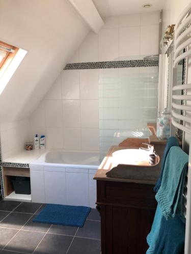 uma casa de banho com uma banheira e um lavatório em L'Appart'Mans, luxueux, spacieux, bien situé em Le Mans