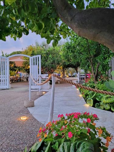Κήπος έξω από το Hotel Residence Torre Del Porto
