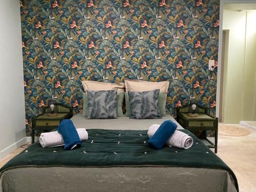 1 dormitorio con 1 cama grande y papel pintado con motivos florales en mas des cèdres, en Tarascon