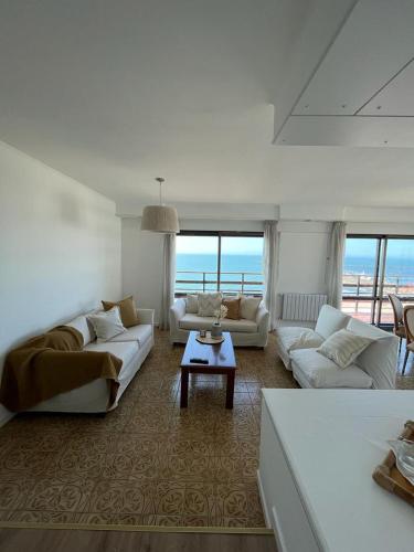 Sala de estar con 2 sofás y mesa en Los Petos - Playa Grande en Mar del Plata