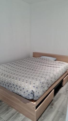 Bett in einem Zimmer mit einer Matratze in der Unterkunft STUDIO COCON VERNON-GIVERNY in Vernon