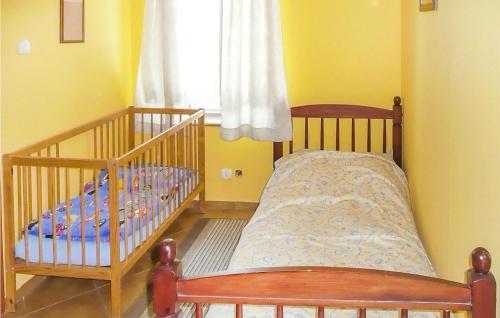 a baby crib in a room with a window at Nice Home In Pl-76-113 Postomino in Korlino
