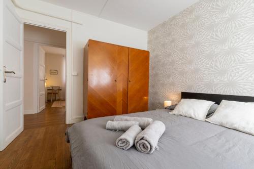 um quarto com uma cama com toalhas em "Le Rollin Cosy" LOVELY - CONFORT- RELAX - CENTRE VILLE - 6 Voyageurs em Dijon