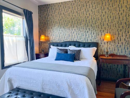 una camera da letto con un grande letto con cuscini blu di Hotel Stevenson a Stevenson