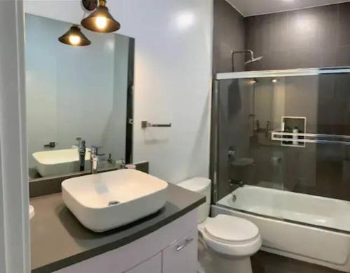 een badkamer met een wastafel, een toilet en een bad bij 4BR Townhouse in Mid City in Los Angeles