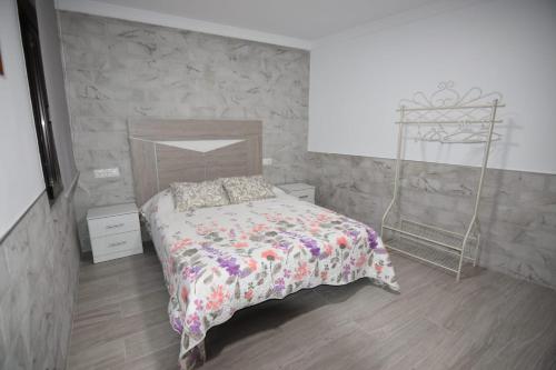 a bedroom with a bed and a stone wall at Apartamento Daniela 1 in Ronda
