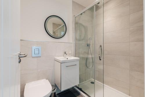 een badkamer met een douche, een toilet en een wastafel bij Redland Stay In Bespoke Home 2 of 2 in Bristol