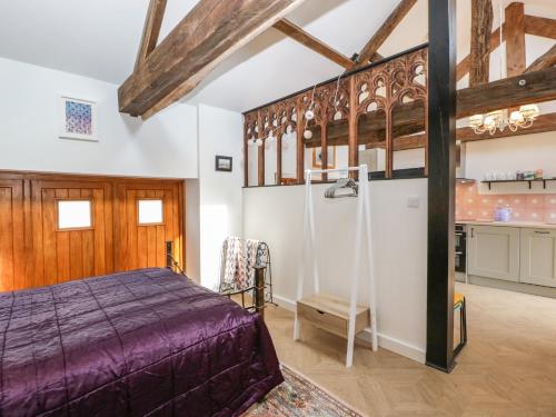 um quarto com uma cama e uma cozinha em The Forge em Taunton