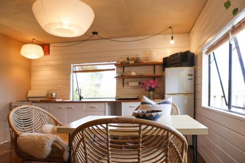 Kuchyň nebo kuchyňský kout v ubytování Boho Hill Apartment - Great Barrier Island Escape