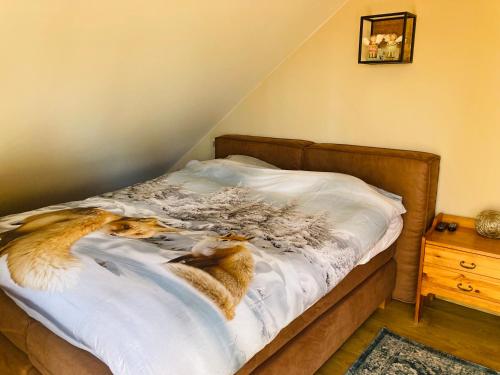 Sint-Gillis-WaasにあるLe Petit Chalet avec hottub.の広さ約1m2の客室のベッド1台分です。