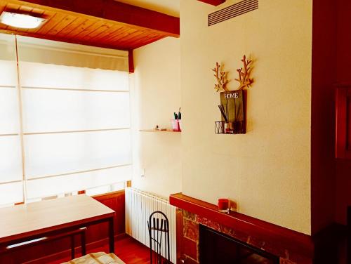 una sala de estar con chimenea y un jarrón con flores en La Bruna de Esterri, en Esterri d'Àneu