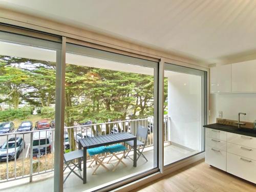 une cuisine et une salle à manger avec des portes coulissantes en verre dans l'établissement Appartement résidence Le Goulvars-plage du Goviro, à Quiberon