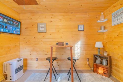 eine Hütte mit zwei Hockern in einem Zimmer mit Holzwänden in der Unterkunft The Skarland Trail Cabin in Fairbanks