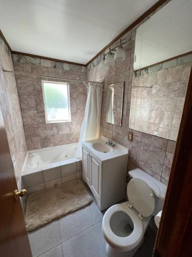 een badkamer met toilet, wastafel en bad bij Condo Near Beach SM in Los Angeles