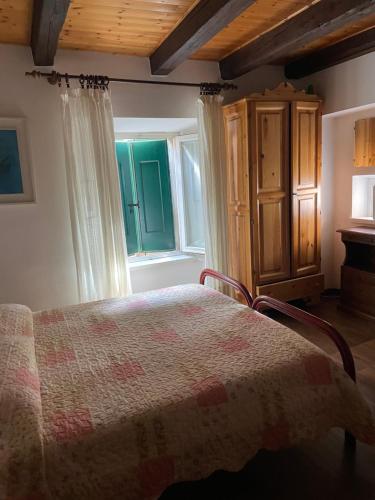フィウマルボにあるAppartamento Santiのベッドルーム(ベッド1台、窓付)