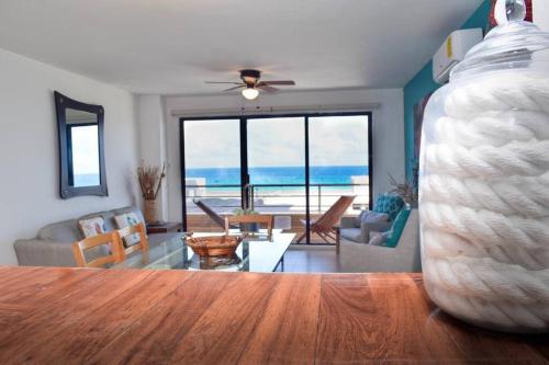 una sala de estar con un jarrón grande sobre una mesa en Ocean view apartment, best beach area, 3 bedrooms, en Cancún