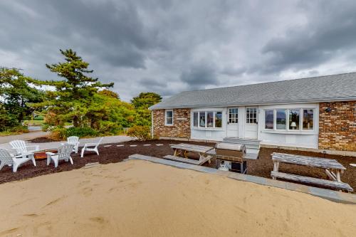 Beachside Bungalow - B – Photos 5