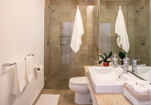 Un baño con lavabo, inodoro y ducha. en Loft Boho en el Centro Histórico Imperdible, en Ciudad de México