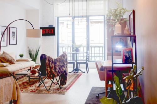 a living room with a couch and a table at Loft estilo Industrial junto al MUNAL in Mexico City