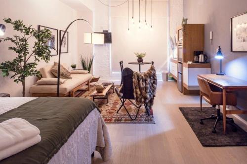 una camera con letto e scrivania e una cucina di Loft estilo Industrial junto al MUNAL a Città del Messico