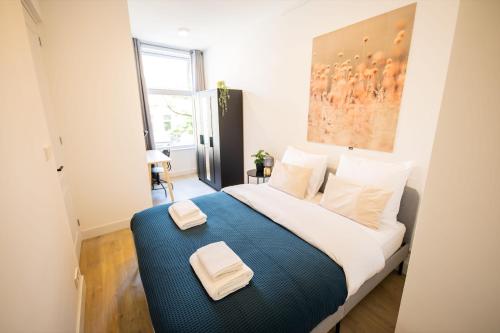 a bedroom with a large bed with two towels on it at Blissfully 1 Bedroom Serviced Apartment 53m2 -NB306B- in Rotterdam