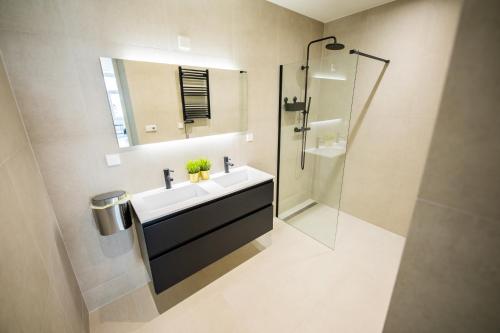 a bathroom with a sink and a shower at Blissfully 1 Bedroom Serviced Apartment 53m2 -NB306B- in Rotterdam