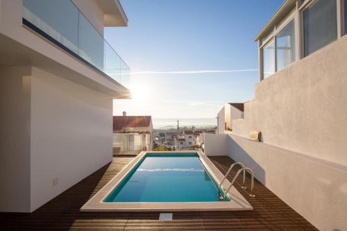 een zwembad in de achtertuin van een huis bij Portugal Haus in Salir de Porto