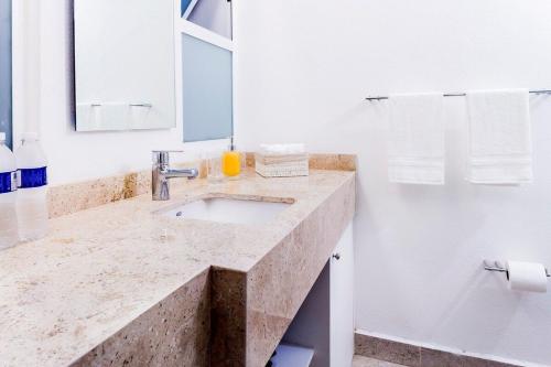 Baño blanco con lavabo y espejo en 204 San Ildefonso A una cuadra del Zócalo Totalmente nuevo, en Ciudad de México