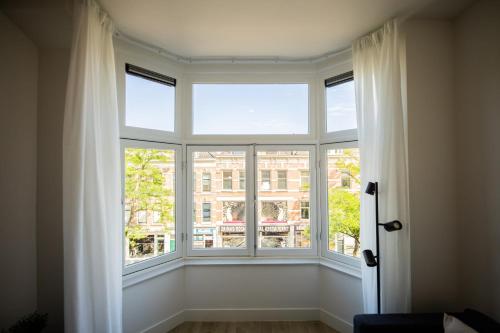 um quarto vazio com uma janela com cortinas brancas em Earnestly 1 Bedroom Serviced Apartment 54m2 -NB306E- em Roterdã