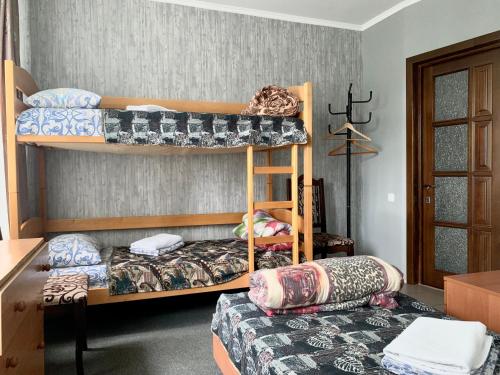 een kamer met 2 stapelbedden en een bank bij Мини-гостиница Три Коня in Pereiaslav-Khmelnytskyi