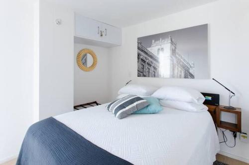 een slaapkamer met een bed met een foto van de eiffeltoren bij Esquina mágica en el mejor edificio del Centro Histórico in Mexico-Stad